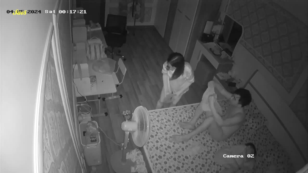 新婚宝妈趁娃睡着抹黑挑逗老公